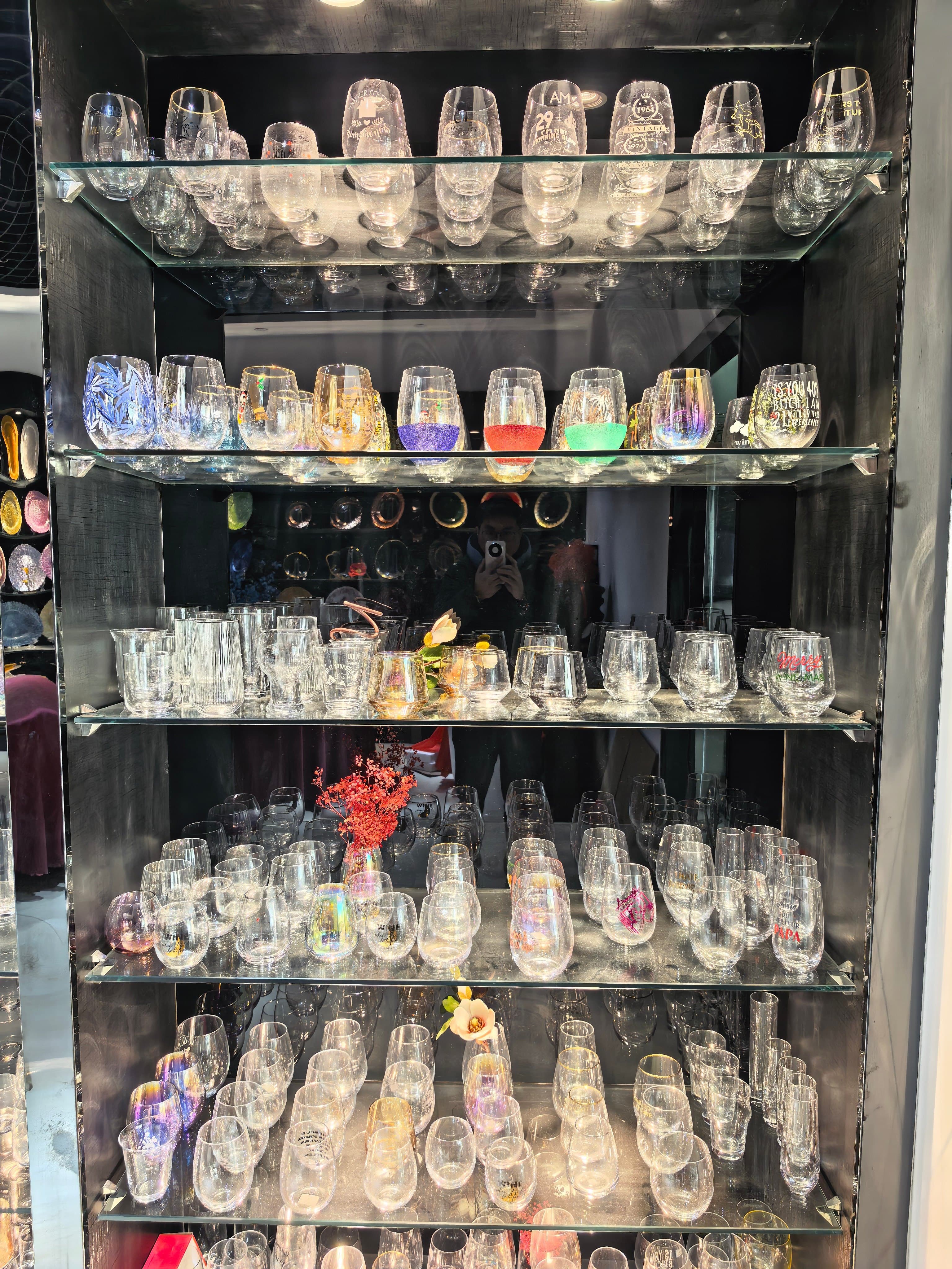 Stemless wine glasses with iridescent and holographic finishes